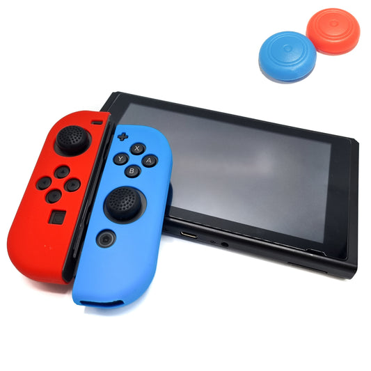 Schutzhüllen + Daumengriffe | Performance Anti-Rutsch-Haut | Softcover-Griffhülle | Rot/Hellblau + Blau/Rote Daumen | Zubehör passend für Nintendo Switch Joy-Con Controller